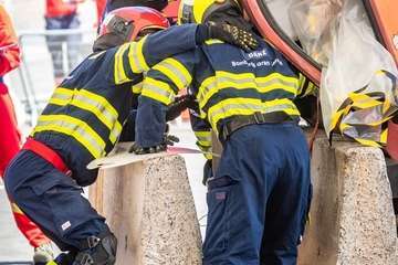 Los Bomberos de Gran Canaria se estrenan con un vehículo en vertical en el Encuentro Nacional de Rescate en Accidentes de Tráfico/TA.